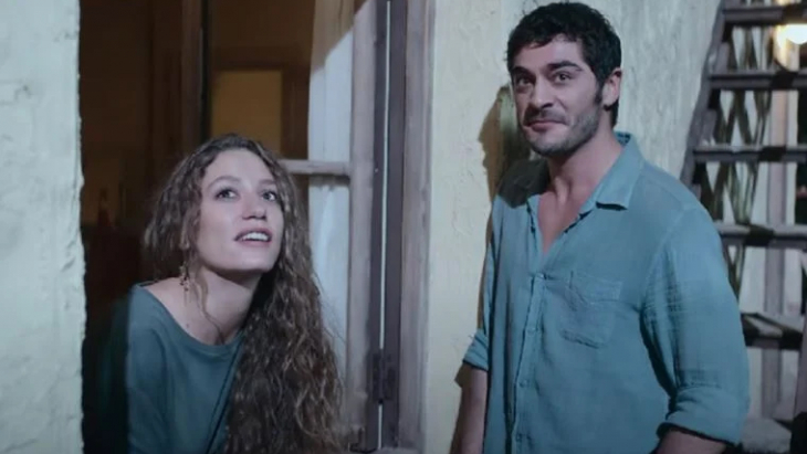 Serenay Sarıkaya ve Burak Deniz'in çıplak görüntüleri olay oldu!