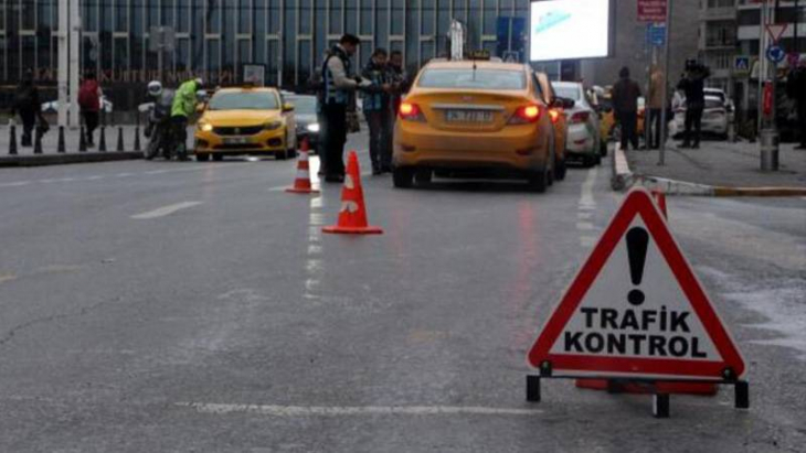 Taksim'de ticari taksiler denetlendi: 'Devletimiz doğru yapıyor'