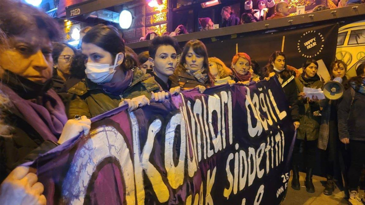 Taksim'de şiddete karşı ses çıkaran kadınlara müdahale edildi! En az 100 kişi gözaltına alındı!