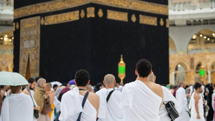Müslümanlar şiddetli yağışa aldırmadan Kabe'yi dualarla tavaf etti