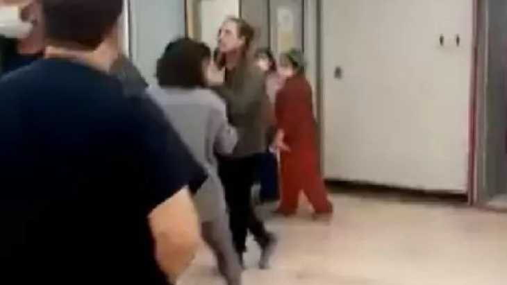 Hastanede ortalık karıştı! Hasta yakını ile görevliler birbirine girdi