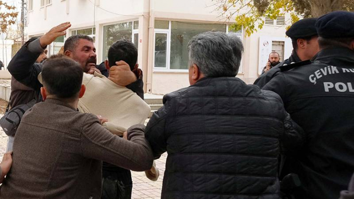 Karkamış'ta Ümit Özdağ'a protesto! Partililer ve protestocular birbirine girdi