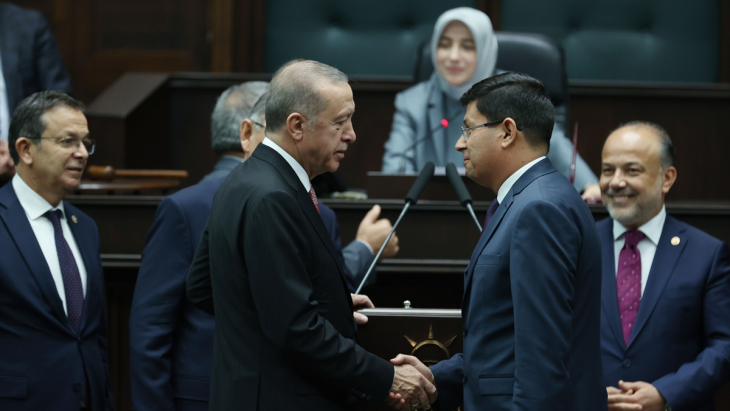 İYİ Parti’nin en büyük belediyesi AK Parti’ye geçti! Kürşat Engin Özcan'nın rozetini Erdoğan taktı