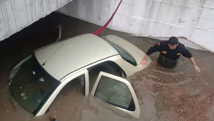 20 dakikada hayatı felç etti! Sağanak yağış vatandaşlara zor anlar yaşattı… İstanbul'u da lodos vurdu