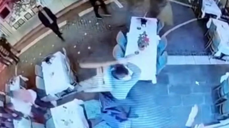Kumkapı'da dehşet restoran kavgası! Sandalyeler havada uçuştu