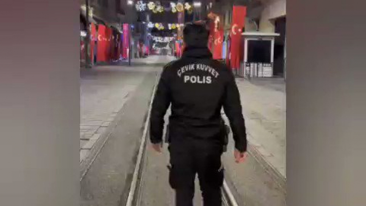 Bir polis memurunun Taksim saldırısının olduğu akşam caddede yürüdüğü anlar gündem oldu