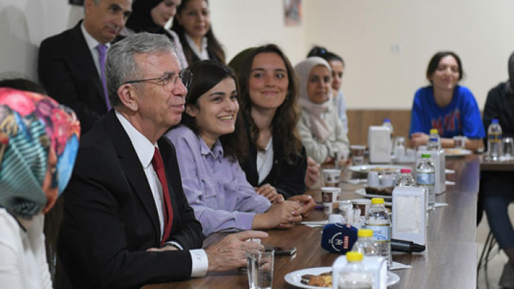 Mansur Yavaş geçici barınma merkezindeki gençlerle buluştu