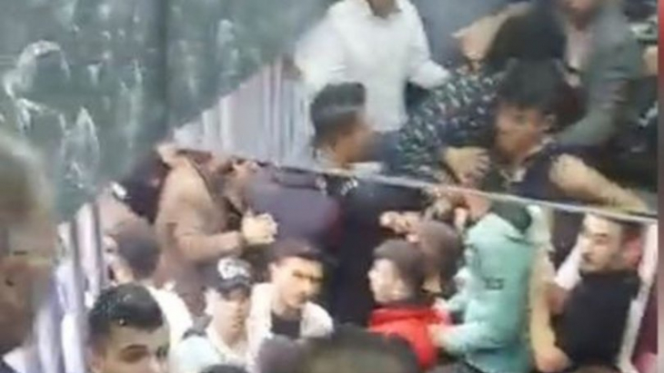Suriyelilerin düğün salonundaki kavgasında 50 kişi birbirine girdi!