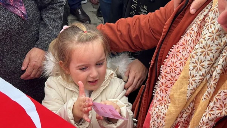 Madencinin 2 yaşındaki kızı cenazede yaptığıyla yürekleri dağladı