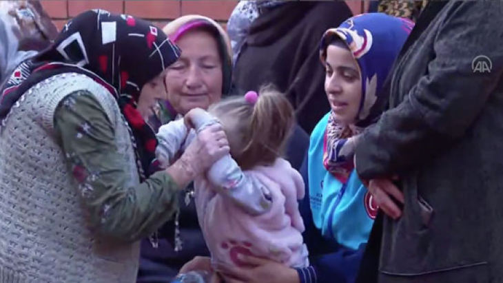 Bartın'da hayatını kaybeden madencinin cenazesinde 4 yaşındaki kızı yürek yaktı