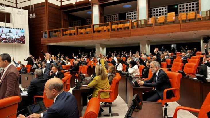 CHP’li Tuncay Özkan AKP’lilerin evet oyu verdiği fotoğrafı paylaştı!  Tarih bunu yazdı