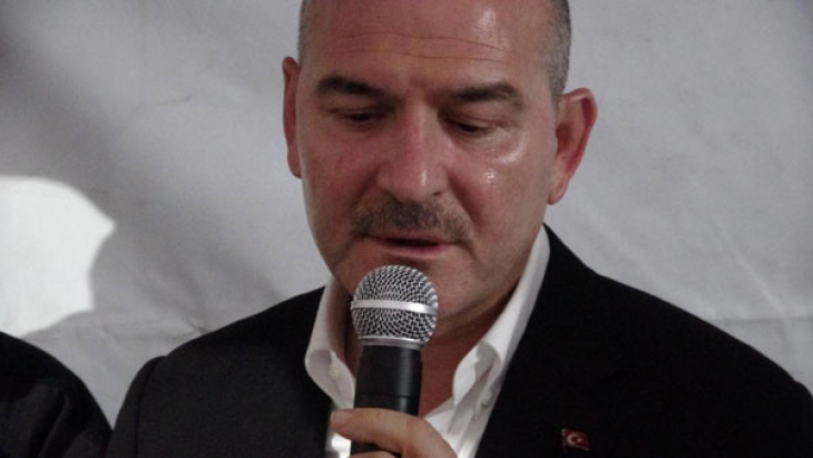 Süleyman Soylu şehit evinde gözyaşlarını tutamadı!