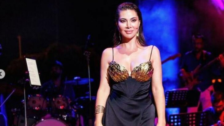 Ebru Yaşar altından kıyafeti ile dikkat çekti!