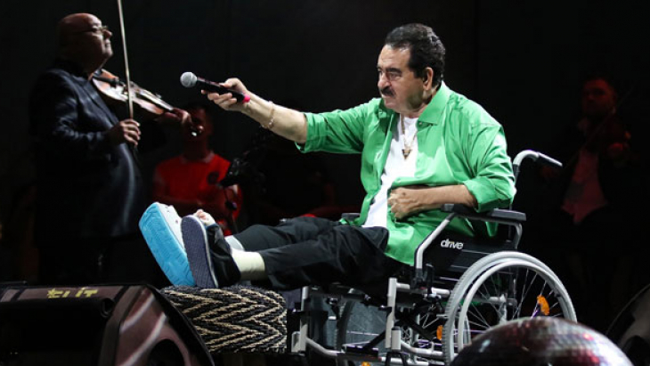 İbrahim Tatlıses Manisa'da yine tekerlekli sandalyeyle sahneye çıktı
