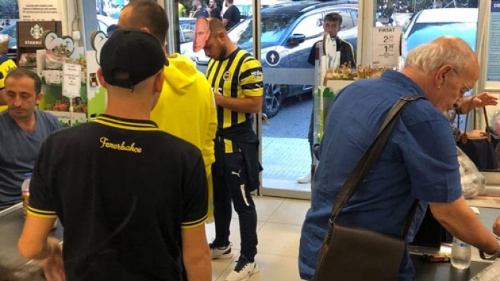 Fenerbahçe taraftarı maça Putin maskesiyle gitti