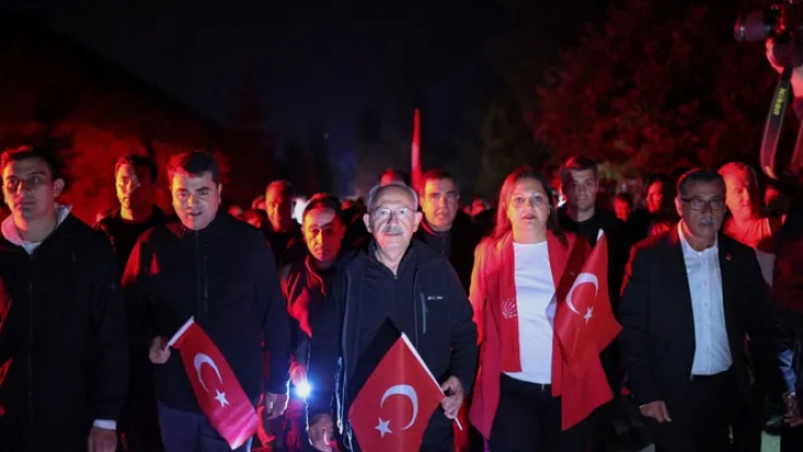 Kemal Kılıçdaroğlu ile Gültekin Uysal Kocatepe'ye 5 saat yürüdü çelenk bıraktı!