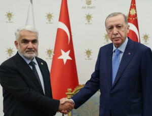 HÜDA PAR’dan yılbaşı kutlamalarına tepki: Şarkıcılara ödenen 20 milyon lira asgari ücretlinin 75 yıllık maaşına denk