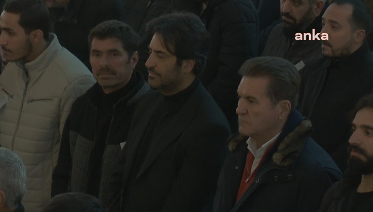 Mahsun Kırmızıgül, annesini son yolculuğuna uğurladı