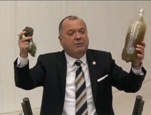 TBMM’de pis su gerginliği: Murat Kurum, CHP’li İlhami Özcan Aygün’ün getirdiği şişeyi fırlattı