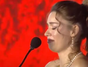 Oyuncu Afra Saraçoğlu ödülünü alırken ağladı! Bakın kime teşekkür etti