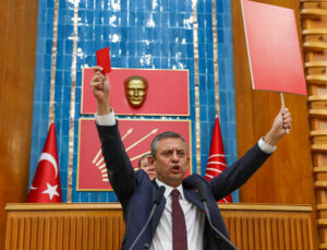 Özgür Özel, Cumhurbaşkanı Erdoğan’a seslendi: İşte sana kırmızı kart! Getir sandığı