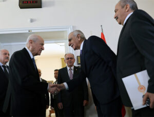 Tarihî görüntüler: Devlet Bahçeli, DEM Parti heyetini kapıda karşıladı