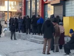Vatandaşlar soğukta saatlerce et kuyruğu bekledi! “Biz Emeklilerin Bir Tek Tabut ve Mezarı Eksik”