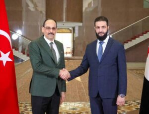 İbrahim Kalın’ın önünde poz verdiği ‘Türk Bayrağı’ tartışma yarattı