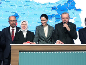 Tartışma yaratan olay: Özlem Zengin, yeğenini hâkim ve savcı kura çekiminde Cumhurbaşkanı Erdoğan’a tanıttı!