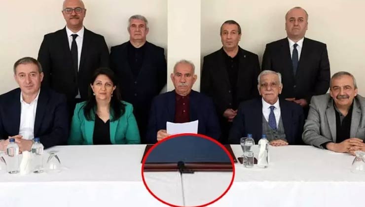 İmralı görüşmesinin fotoğrafında dikkat çeken ‘mikrofon’ detayı! Görüntüde yer alan diğer 3 kişi kim?