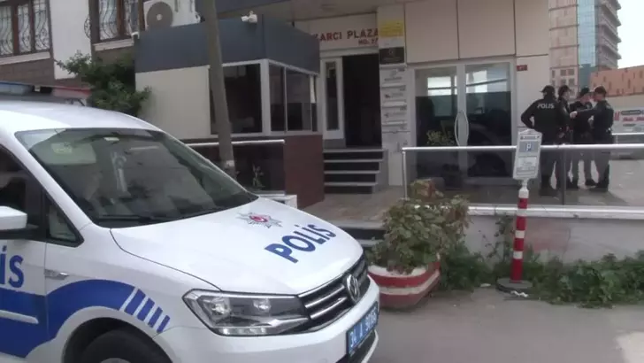 Patronunun odasına dinleme cihazı yerleştirdi, yakalanınca silahla saldırdı!