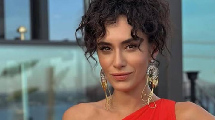 ‘Date’im var’ paylaşımı yapmıştı! Hande Doğandemir Uzak Şehir’in yıldızıyla buluştu