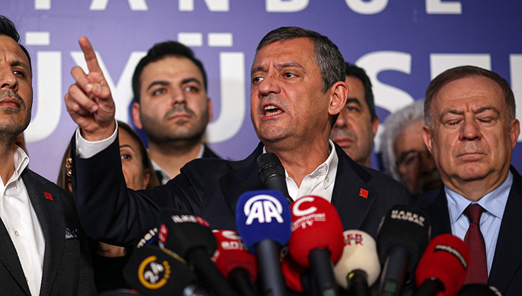 Özgür Özel, CHP’nin olağanüstü kurultay kararı aldığını açıkladı: Kayyum ihtimalini ortadan kaldırdık