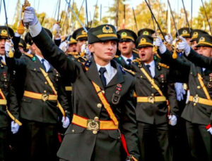 Teğmenlerin ihraç edilmesine karşı oy kullanan Tuğgeneral, emekliliğini istedi!