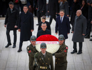 Özgür Özel, Anıtkabir’e gitti: “Sizin partinizin adayına yapılan darbe girişimine milletimiz geçit vermedi”