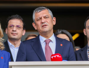 Özgür Özel’den Sırrı Süreyya Önder’e ziyaret: Silahların susacağı bir sürecin arifesinde çok önemli görev üstlenmişti