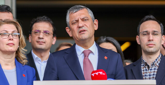 Özgür Özel’den Sırrı Süreyya Önder’e ziyaret: Silahların susacağı bir sürecin arifesinde çok önemli görev üstlenmişti