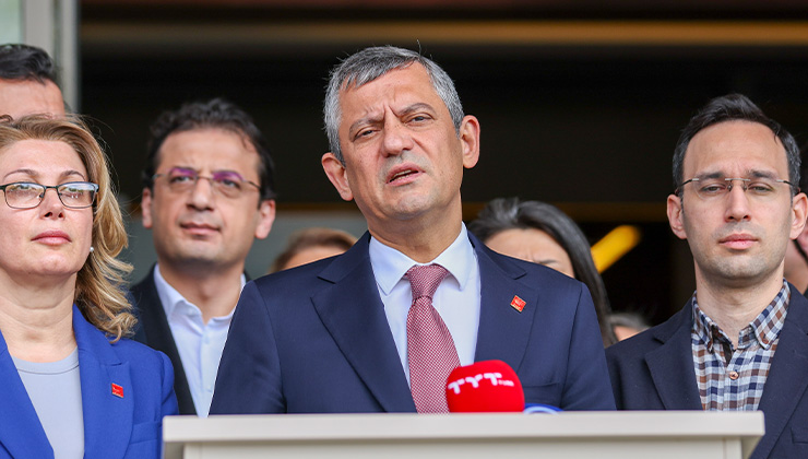 Özgür Özel’den Sırrı Süreyya Önder’e ziyaret: Silahların susacağı bir sürecin arifesinde çok önemli görev üstlenmişti
