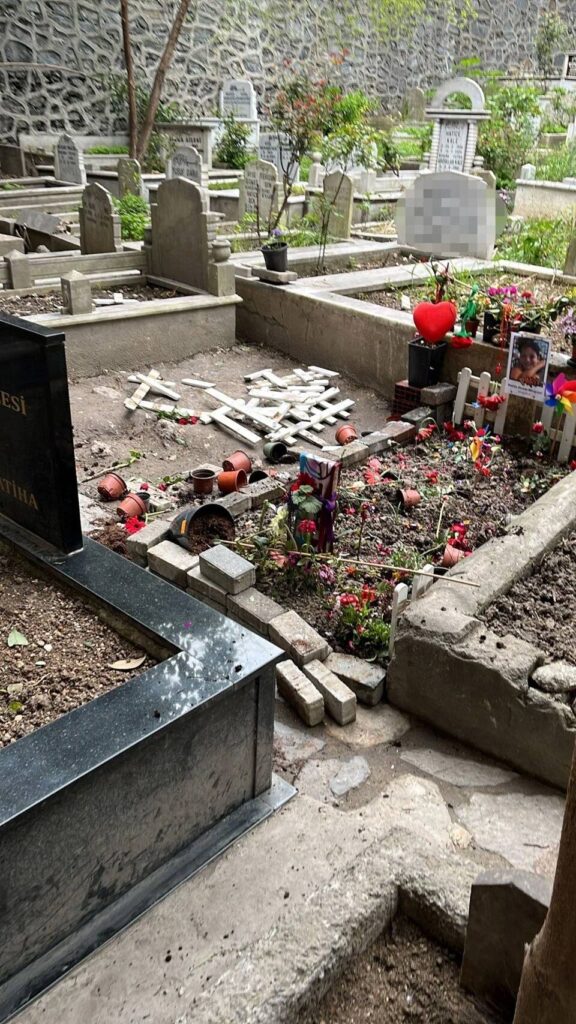 Unlu Italyan sefin oglu Mattia Ahmet Minguzzinin mezarina saldiri