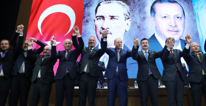 Bursa’da İYİ Parti’den ayrılan iki belediye daha AK Parti’ye geçti: Rozetleri Cumhurbaşkanı Erdoğan taktı