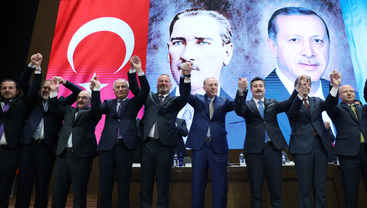 Bursa’da İYİ Parti’den ayrılan iki belediye daha AK Parti’ye geçti: Rozetleri Cumhurbaşkanı Erdoğan taktı