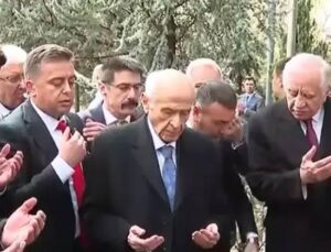 2 ay sonra ilk kez görüntülendi! Devlet Bahçeli, Alparslan Türkeş’in kabrini ziyaret etti