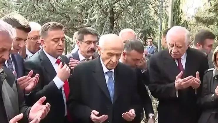 2 ay sonra ilk kez görüntülendi! Devlet Bahçeli, Alparslan Türkeş’in kabrini ziyaret etti