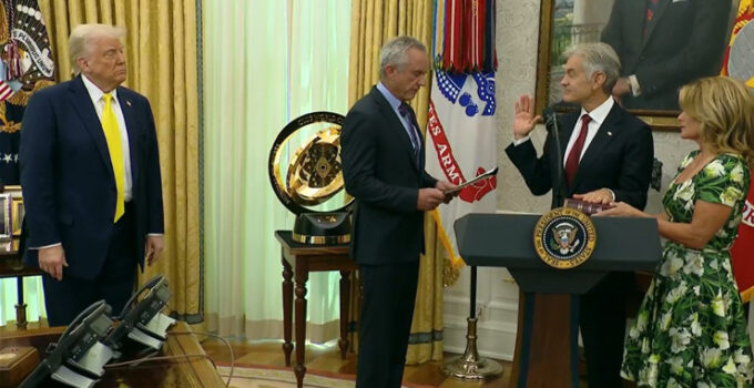 ABD Başkanı Trump tarafından görevlendirilen Mehmet Öz, İncil’e el bastı!