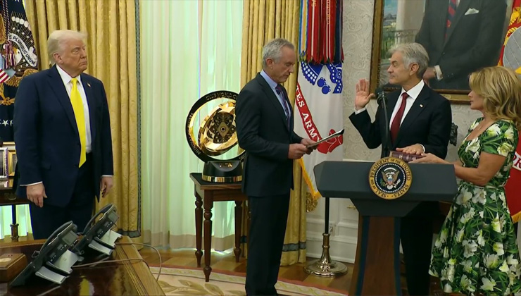 ABD Başkanı Trump tarafından görevlendirilen Mehmet Öz, İncil’e el bastı!