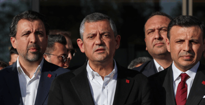 Özgür Özel, Sırrı Süreyya Önder’in bulunduğu hastaneye gitti: Bu kadar mucizevi gelişme boşuna olmadı