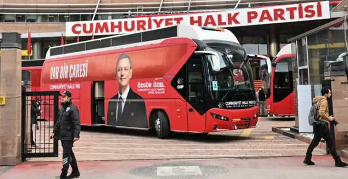 Yılmaz Tunç’tan CHP’ye otobüs şoförü yalanlaması: “Parti otobüsü kullanmak, kimseye polis üzerine araç sürme hakkı vermez”