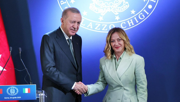 Sözcü TV’de İtalya Başbakanı Meloni’nin kıyafetini tartıştılar: “Yetiştirme yurdundan alınmış gibi!”