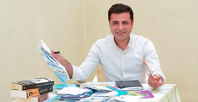 PKK’nın silah bırakma açıklaması sonrası Selahattin Demirtaş’tan ilk mesaj: Bu tarihî adımı büyük bir coşkuyla karşılıyoruz
