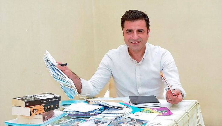 PKK’nın silah bırakma açıklaması sonrası Selahattin Demirtaş’tan ilk mesaj: Bu tarihî adımı büyük bir coşkuyla karşılıyoruz
